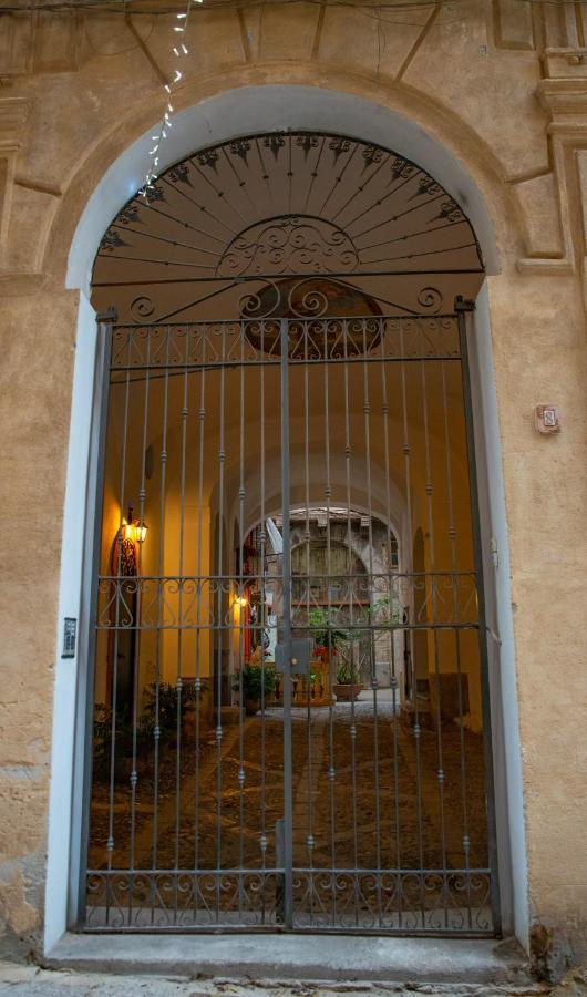 La Maison A La Cathedral Palermo Bagian luar foto